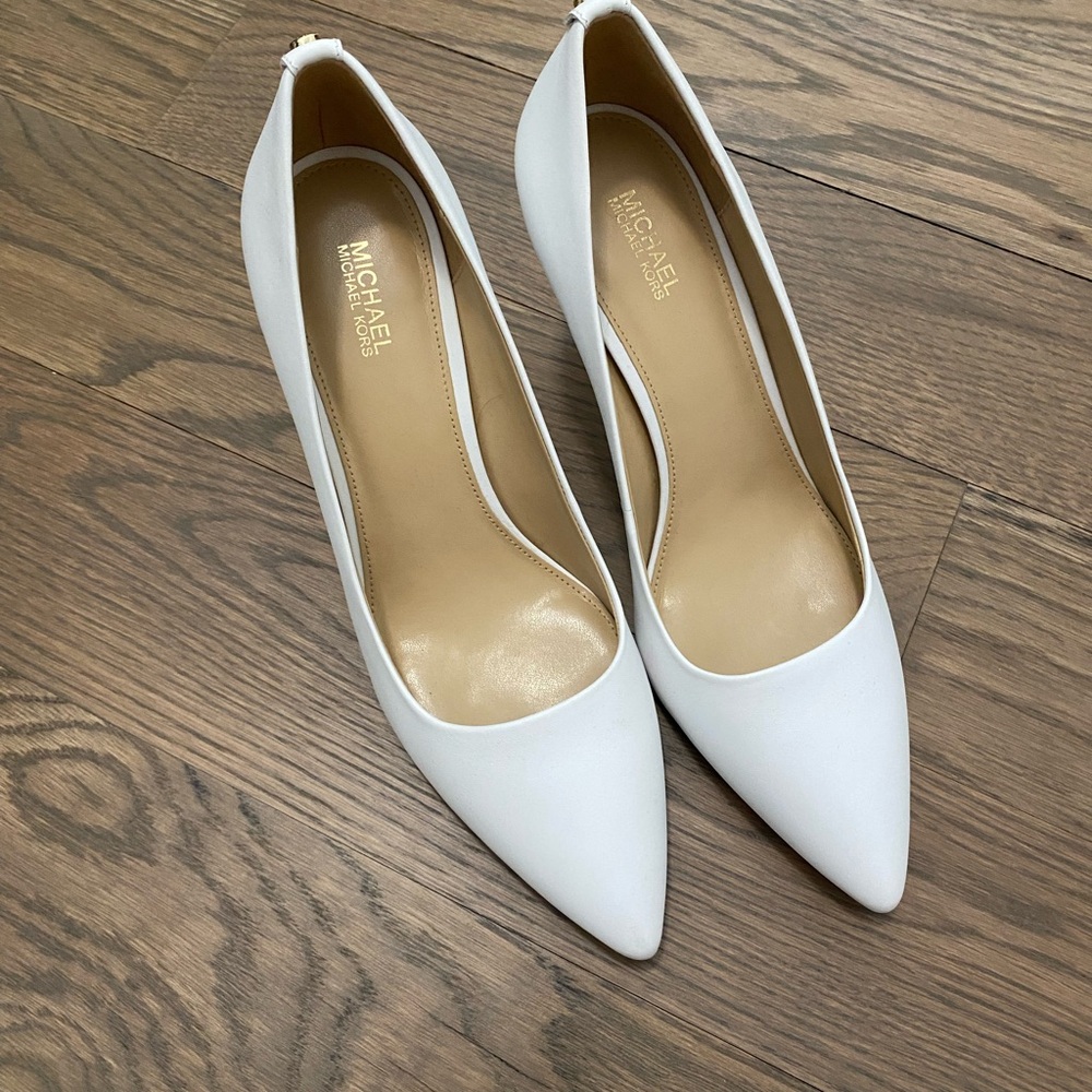 Michael Kors Dorothy Flex Leather Pump in White - Picture 8 of 9